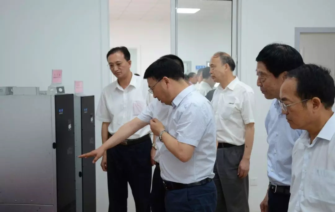 好色先生视频污(nán)電機:縣領導正在參觀(guān)華辰公(gōng)司產品展廳 好色先生视频污電機(jī):縣領導正在參觀華辰公司產品展廳