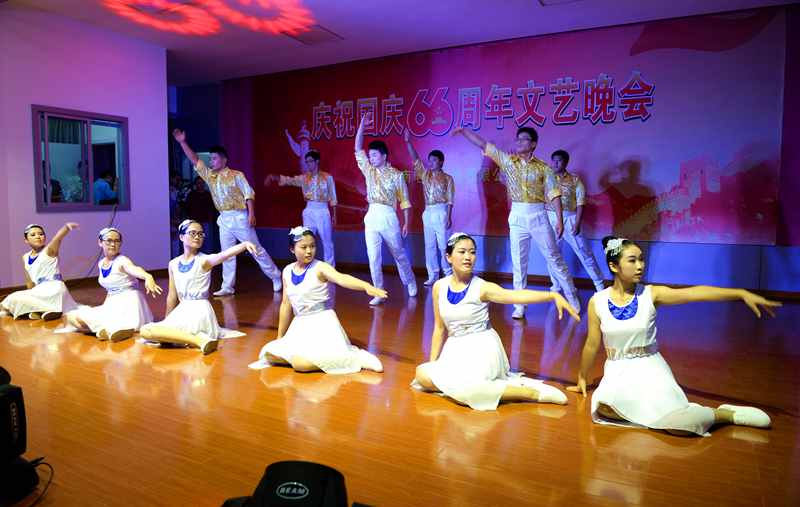 皖（wǎn）南電機慶國慶66周年晚會（huì）-舞蹈-家鄉的（de）月亮（liàng）