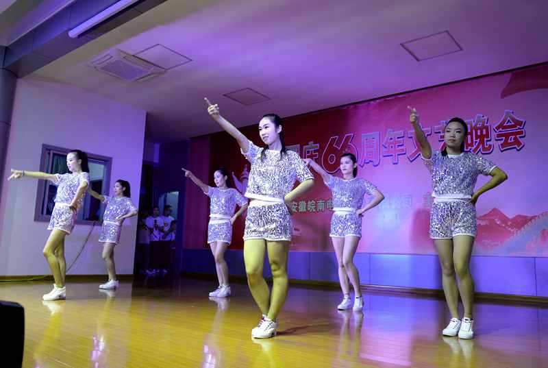 好色先生视频污電機慶國慶66周（zhōu）年晚會-舞蹈-熱浪（làng）