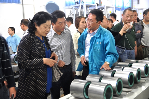 總經(jīng)理陳(chén)學鋒介紹自(zì)動流水線 總經理陳(chén)學鋒(fēng)介紹自動流水線