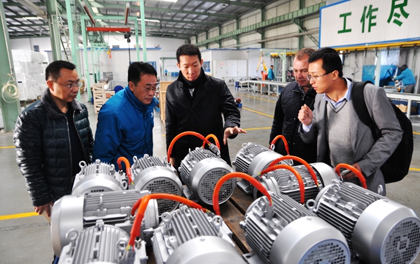 好色先生视频污電機:客人在參觀汽車電機 好色先生视频污電(diàn)機:客人在參觀汽車電機