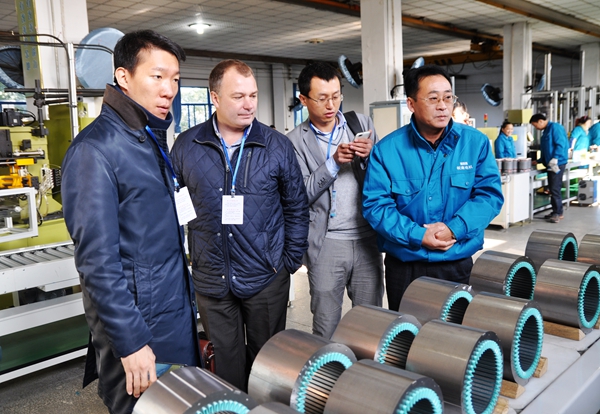 好色先生视频污電機(jī):總(zǒng)經理陳學鋒(右一)陪同客人在參觀自動流水線 好色先生视频污電機:總經理陳學鋒(右一)陪同(tóng)客人在參觀自動流水線