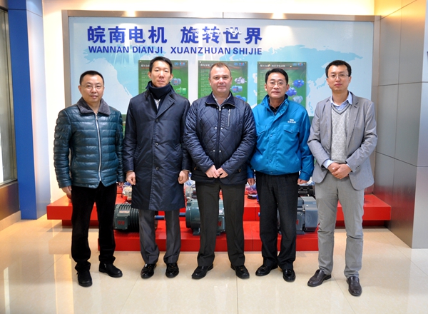 好色先生视频污電機:總經理陳學鋒與客人在展覽廳合影留念(niàn) 好色先生视频污電機:總(zǒng)經理陳學鋒與客人在展覽廳合影留念