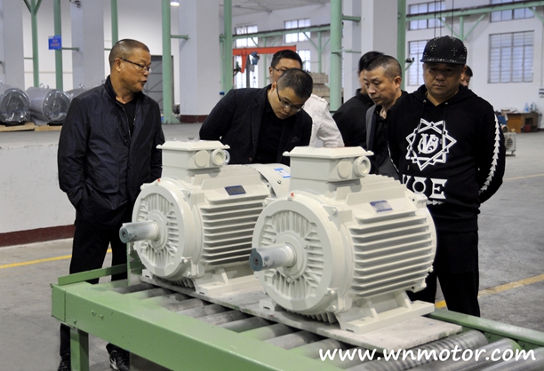 浙江客人參觀好色先生视频污電機(jī)2.jpg 浙江客人參觀(guān)好色先生视频污電機2.jpg