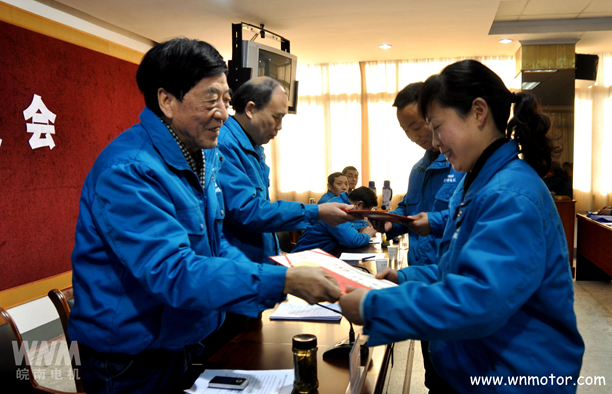 好色先生视频污電機公司領導為先進集體和個(gè)人頒獎(jiǎng) 好色先生视频污電機公司領導(dǎo)為先進集體和個人頒獎