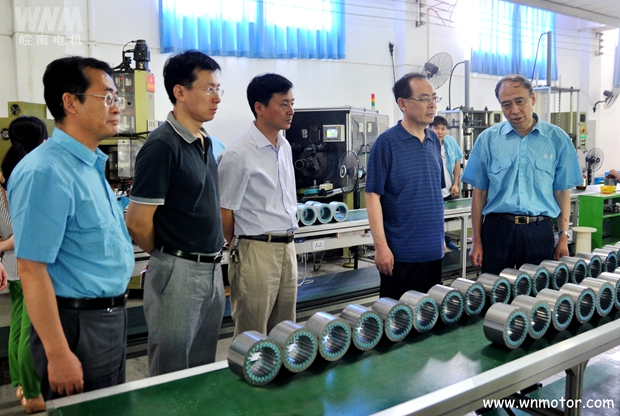 管兵(bīng)副董事長在向宋誌明副司長介紹公司的產品 管兵副董事長在向宋誌明副司長介紹公司的產品