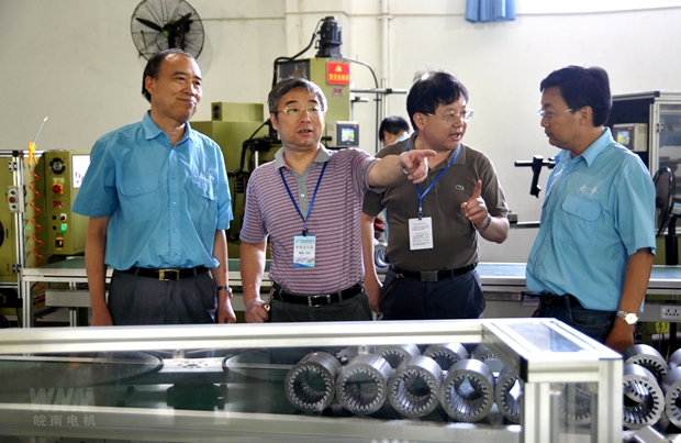 省質量技術監督局領(lǐng)導參(cān)觀好色先生视频污電機 省質量技術監督局領導參觀好色先生视频污電機