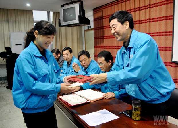 董事長陳根喜為獲獎部門頒獎 董事長陳根喜為獲獎(jiǎng)部門頒獎