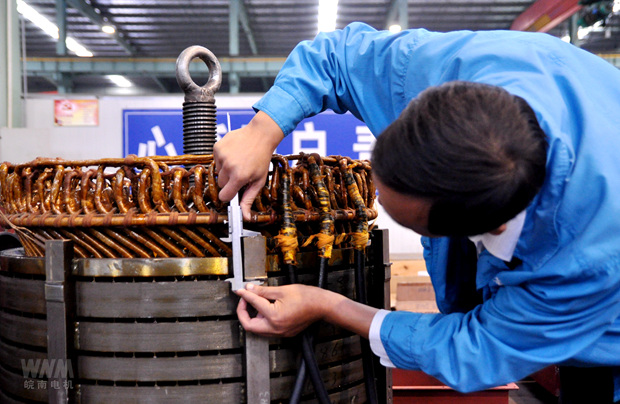 好色先生视频污電機檢測人員仔細檢測高壓電機定子定位尺寸 好色先生视频污電機檢測人員仔細檢測高壓(yā)電機定子定位尺寸