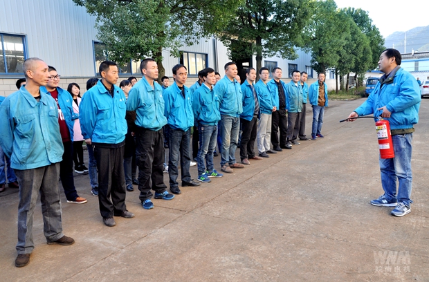 相關人員在(zài)講解幹粉滅火器的使用要領 相關人員在(zài)講解幹粉滅火器的(de)使用要(yào)領