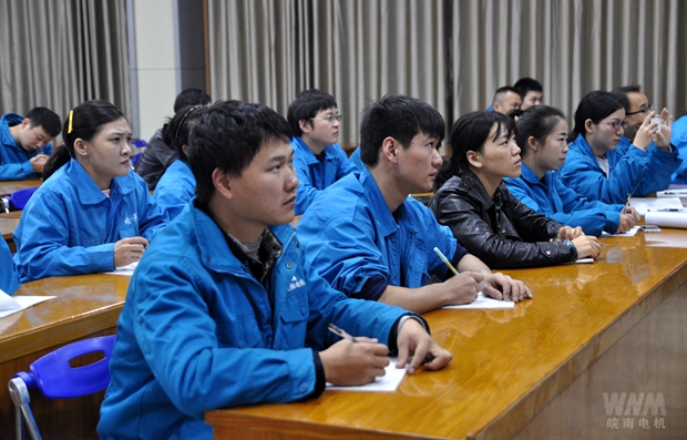 新員工聽(tīng)的認真記得(dé)仔細 新(xīn)員工聽的(de)認真記得仔細