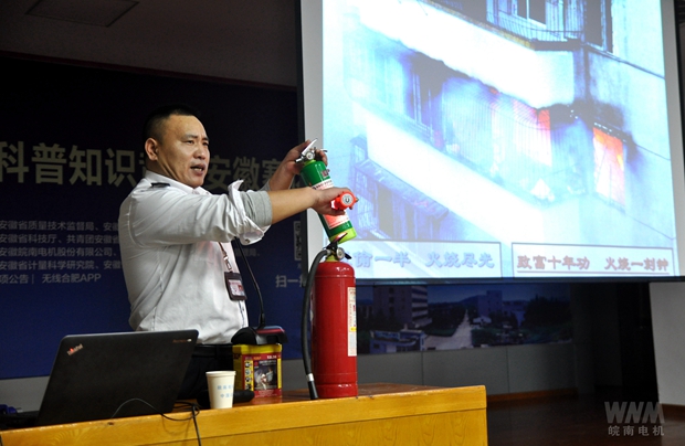 馬教官在向大家演示如何正確使用滅火器材 馬教官在向大家演示如何正確使用滅火(huǒ)器材