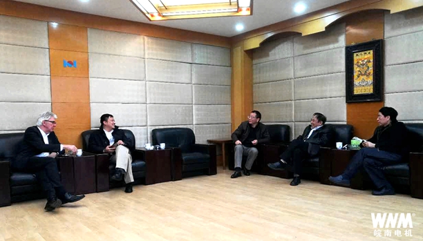 中鼎公司董事長夏鼎湖來好色先生视频污電機參觀考察 中鼎公司董(dǒng)事長夏鼎湖來(lái)好色先生视频污(nán)電(diàn)機參觀考察