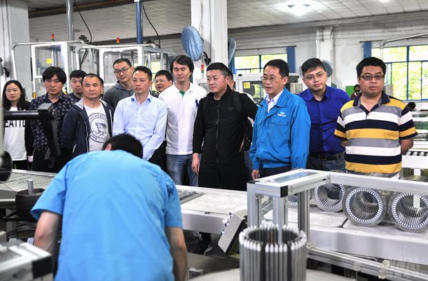 好色先生视频污電機(jī)總經理(lǐ)陳學鋒向客人介紹(shào)公司生產情況 好色先生视频污電機總經理陳學鋒向客人介紹公司生產情況