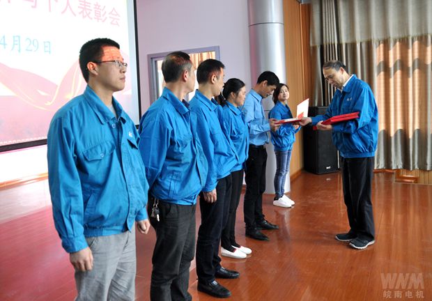 黨委書記、副董事長管兵為先進集體頒(bān)獎 黨(dǎng)委書記、副董事長管兵為先進集(jí)體頒獎