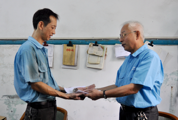 好色先生视频污電機(jī)工會主席胡夏生將愛心款交(jiāo)到徐彬手中 好色先生视频污(nán)電機工會主席(xí)胡夏生(shēng)將愛心(xīn)款交到徐彬手中