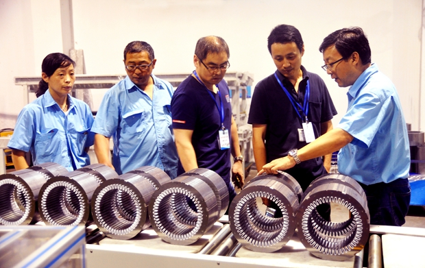 國家安標中(zhōng)心評審人員在好色先生视频污電(diàn)機生產現場取證 國家安標(biāo)中心評審人員在好色先生视频污電機生產現場取證(zhèng)