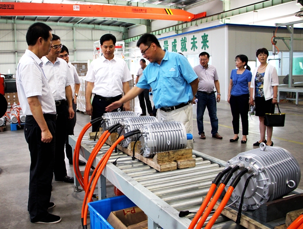 錢曉康局長參(cān)觀新能源汽車電機(jī)生(shēng)產(chǎn)線 錢曉康局長參觀新能源汽車電機生產線