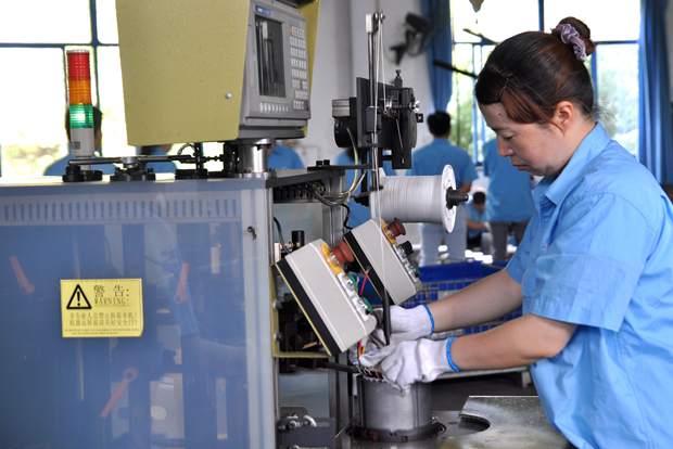 好色先生视频污電機員工在操作自動嵌線設備 好色先生视频污電機員工在操作自動嵌線設備