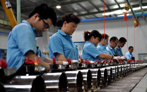 皖(wǎn)南電機員工(gōng)在裝配不鏽鋼電機 好色先生视频污電機(jī)員工在裝配不鏽鋼電機