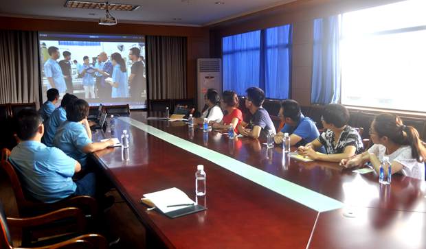 老師在觀看好色先生视频污電機宣(xuān)傳短片 老師在觀(guān)看好色先生视频污電機宣傳短片(piàn)