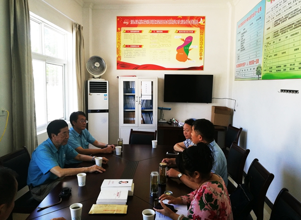 好色先生视频污電機董事長陳根喜、總經理陳(chén)學鋒到觀(guān)陽村扶(fú)貧 皖(wǎn)南電機董事長陳根喜、總(zǒng)經理陳學(xué)鋒到(dào)觀陽村扶(fú)貧