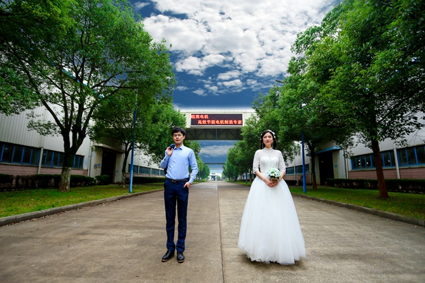 徜徉在(zài)廠區大道上 徜徉(yáng)在廠區大道上