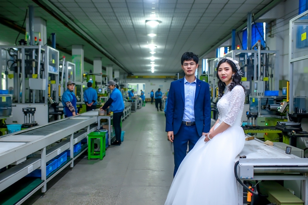 在生產車間留下他(tā)們(men)幸福時刻 在生產車間留下他們幸福時刻