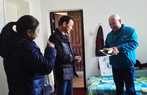 好色先生视频污電機工會主席將愛心捐款(kuǎn)交給患病員工 皖(wǎn)南電機工會主席將愛心捐款交給患(huàn)病員工