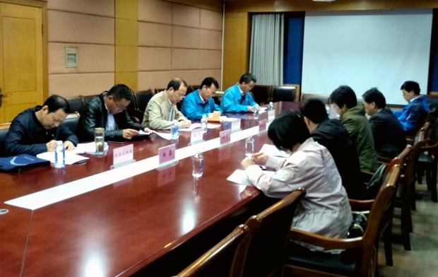 總經理陳學鋒(fēng)向調研組介紹公司的生產經營情況 總經理陳學鋒向調(diào)研組介紹公司的生產經營情況