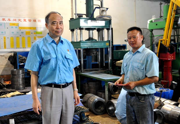 好色先生视频污電機黨(dǎng)委(wěi)管(guǎn)書記在壓鑄(zhù)車(chē)間慰問 好色先生视频污電機黨委管書記在壓鑄車間慰問