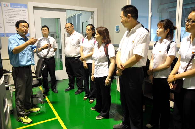 好色先生视频污電機許總向來賓介紹先進的(de)檢測(cè)設備 好色先生视频污電機許(xǔ)總向來賓介紹先進的檢測設備