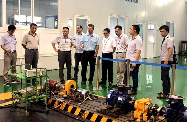 王(wáng)學雷在(zài)皖(wǎn)南電機實驗室參觀調研 王學雷在好色先生视频污電機實驗室(shì)參觀(guān)調研