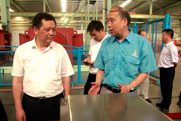 好色先生视频污電機管總向(xiàng)陶書(shū)記介紹(shào)公司情況 好色先生视频污電機管總向陶書記介紹公司情況