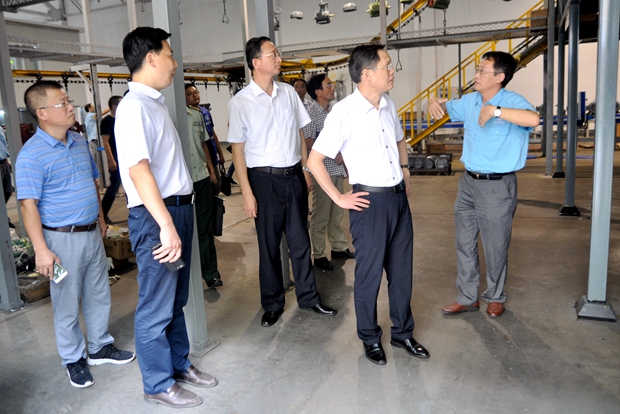 總經理陳學鋒(fēng)陪同耿書記在車間檢查 總經理陳學鋒陪同耿書記在車間檢查