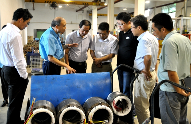 皖(wǎn)南電(diàn)機管總陪同徐總經濟(jì)師在車間(jiān)調研 好色先生视频污電機管總陪同徐總(zǒng)經(jīng)濟師在車間調研