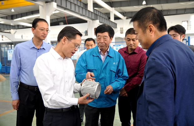 董事長陳根喜陪同縣委書記耿鵬在(zài)車間(jiān)參觀 董事長陳根喜陪同縣委書記耿鵬在(zài)車間參觀