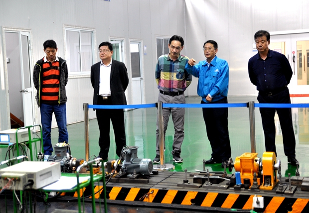 總經理陳學鋒(fēng)陪同來賓參觀 總經理(lǐ)陳學鋒陪同來(lái)賓參觀