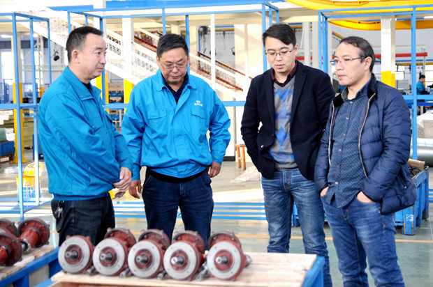 好色先生视频污電機銷售許總向(xiàng)來賓介紹公司生產情況 好色先生视频污電機銷售許總向來賓介紹公司生產情況