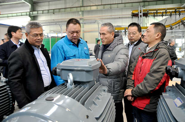 好色先生视频污電機|電機廠家:來賓在(zài)車間參觀 好色先生视频污電機|電機(jī)廠家:來賓在車間參觀