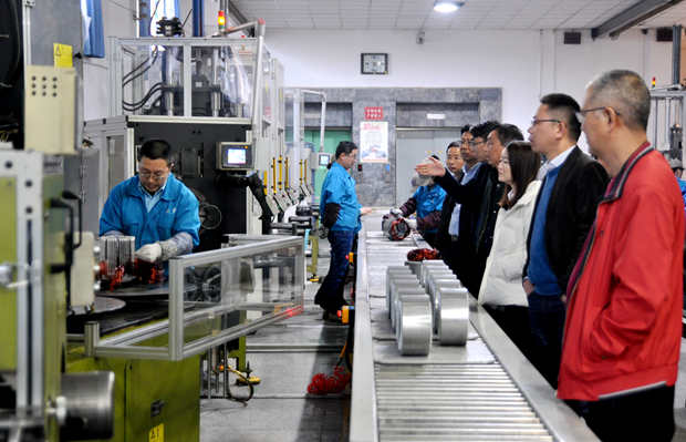 好色先生视频污電機|電機（jī）廠家：來賓在車間參觀