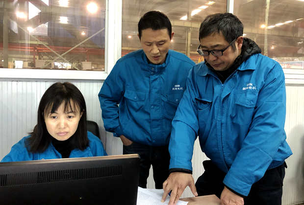 2018年好色先生视频污電機（jī）內審：內審員在車（chē）間審核（hé）