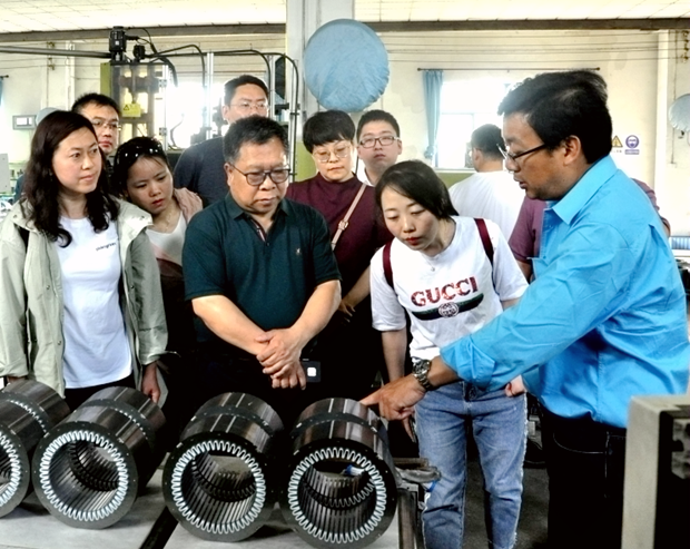 中機質協副會長兼秘書長王建(jiàn)和(hé)到好色先生视频污電機參觀調研 中機質協副(fù)會長兼秘(mì)書長王建和到好色先生视频污電機參觀(guān)調研