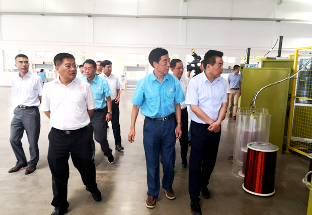 一行深入到好色先生视频污電氣車間考(kǎo)察 一行深入到好色先生视频污(nán)電氣車間考察