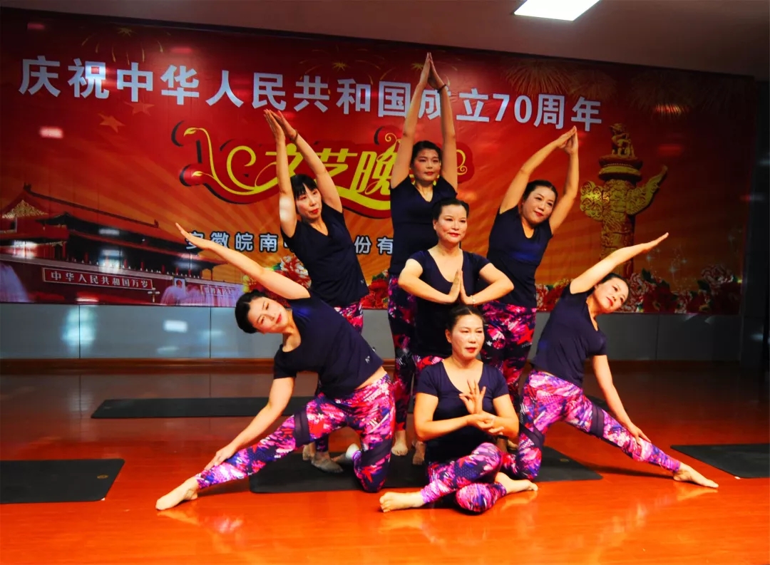 好色先生视频污電機70周年國慶(qìng)文藝晚會 好色先生视频污電(diàn)機70周年國慶文藝晚會