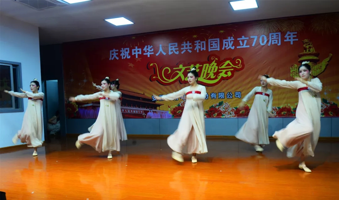 好色先生视频污(nán)電(diàn)機70周年國慶文藝晚會 好色先生视频污電機(jī)70周年(nián)國慶文藝晚會