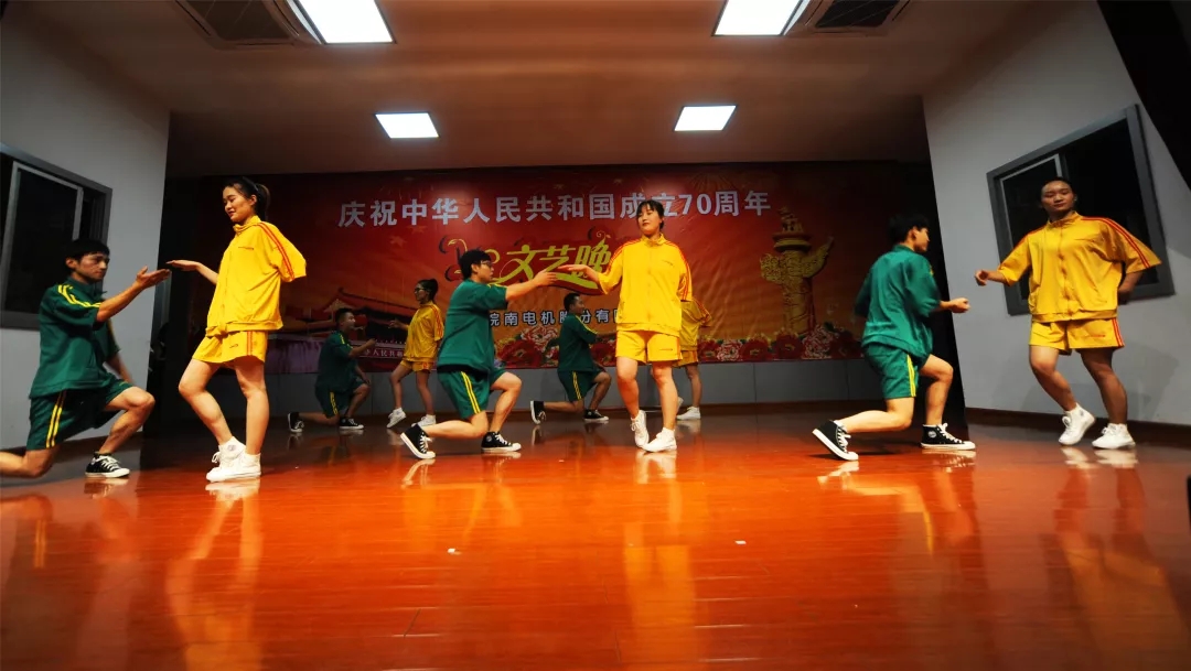 好色先生视频污(nán)電機70周年國慶(qìng)文藝晚會 好色先生视频污電(diàn)機70周年國慶文藝晚會