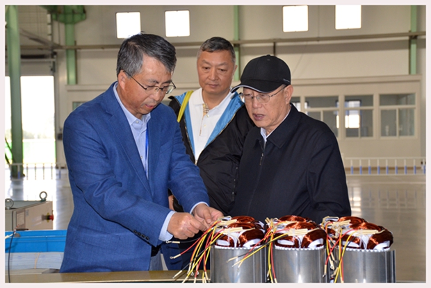 圖為中國機械工業聯合會特別顧問蔡惟慈(右一)、上海電器科學研究所(集團)有限(xiàn)公司黨(dǎng)委書記鄒孟奇(中)在公司(sī)副總經理孫躍(左一)的陪同下參觀好色先生视频污電機生產車間(jiān) 圖為(wéi)中國機(jī)械工業聯合會(huì)特別顧問蔡(cài)惟慈(右一)、上海電器科學研究(jiū)所(集(jí)團)有限公司黨委書記鄒孟奇(中)在公司副總經理孫躍(左一)的陪同下參觀好色先生视频污電機生產車間