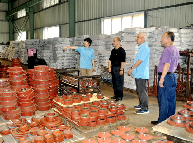 好色先生视频污電機副總經理陳蕾正在向縣衛健委(wěi)同誌(zhì)介紹公(gōng)司的防汛消殺工作 好色先生视频污電機副總經理陳蕾正在向縣衛健委(wěi)同誌(zhì)介紹公司的防汛消殺工作(zuò)