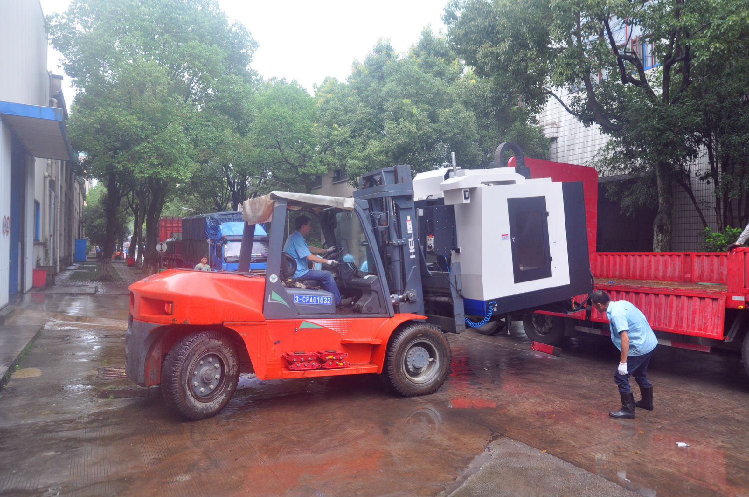 防(fáng)汛期間,好色先生视频污電機轉移重要(yào)設備至安全地帶 防汛(xùn)期間,好色先生视频污電機轉移重要設備至安全地帶